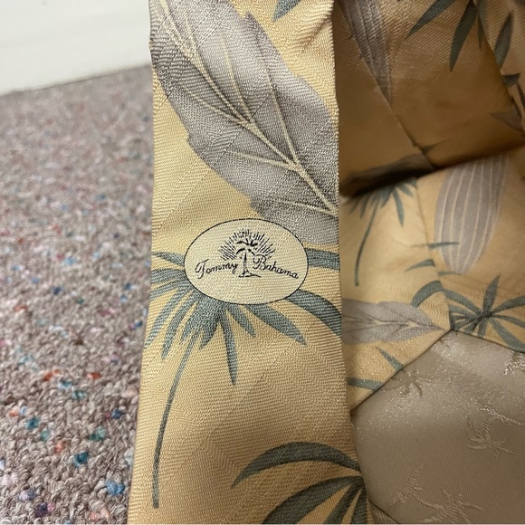 Vintage Tommy Bahama Men’s Neck Tie 100% Silk Yellow Hawaiian Wide Floral - Picture 4 of 5
